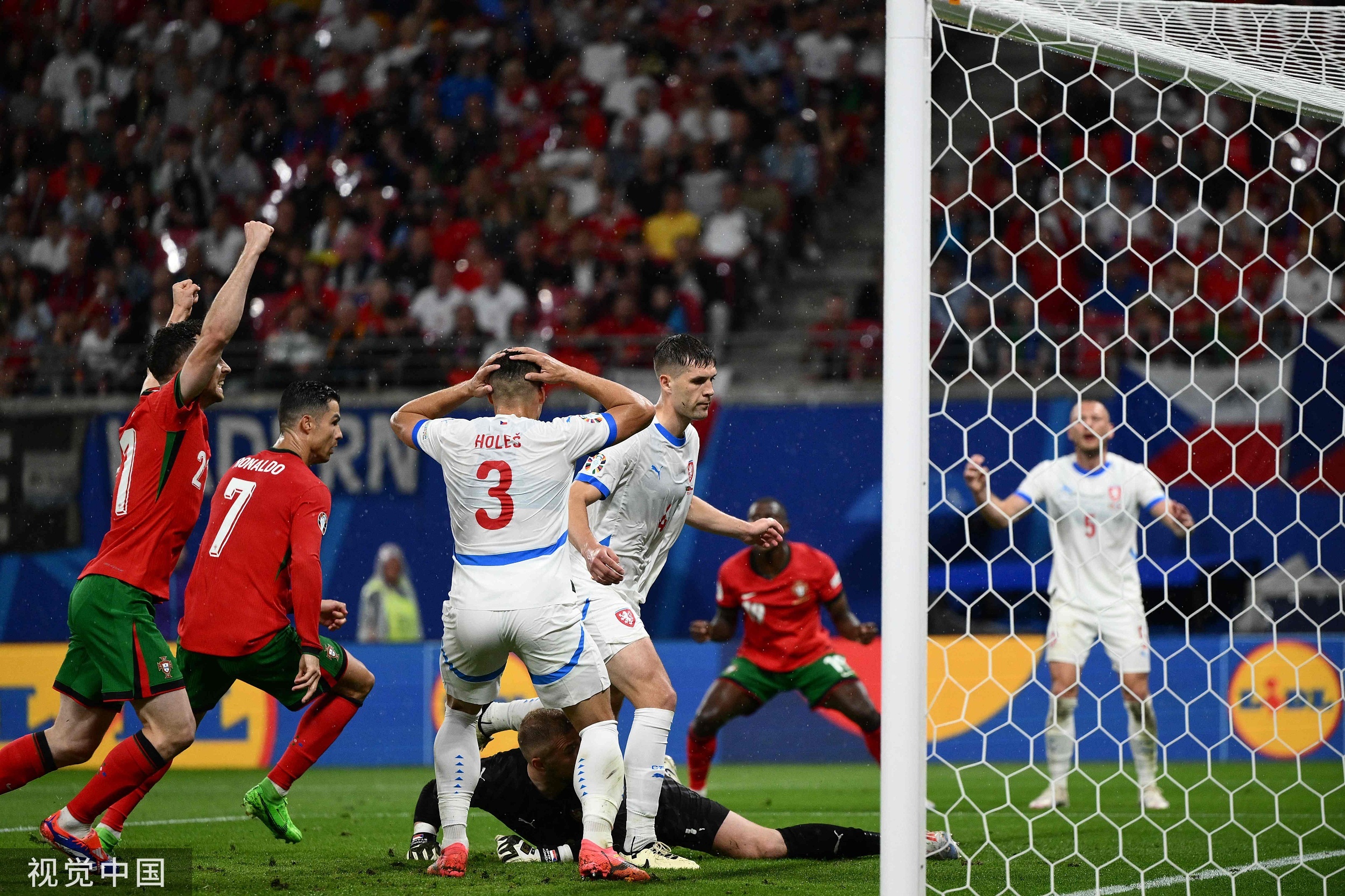 欧洲球队决战在即,强队拼尽全力争夺胜利 欧洲球队决战在即,强队拼尽全力争夺胜利