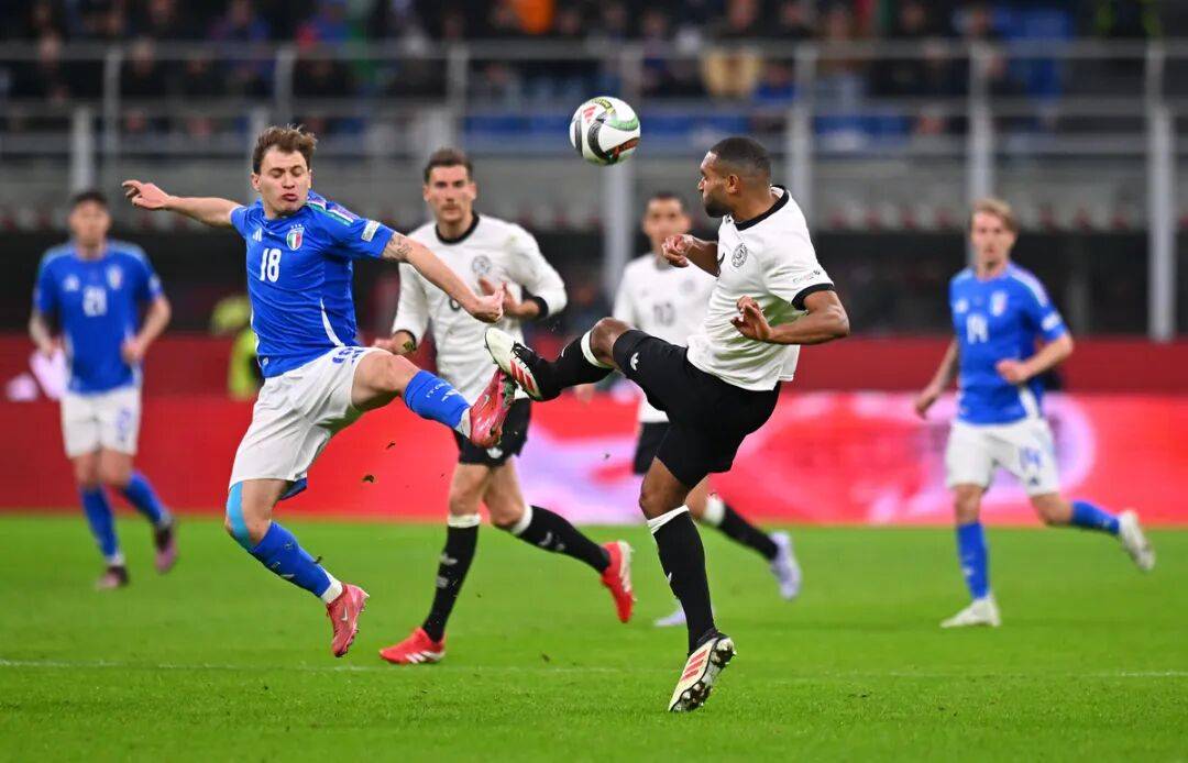 华体会官网-热闹开球！欧预赛比赛气氛热烈喧闹(气排球裁判手势图解全套)